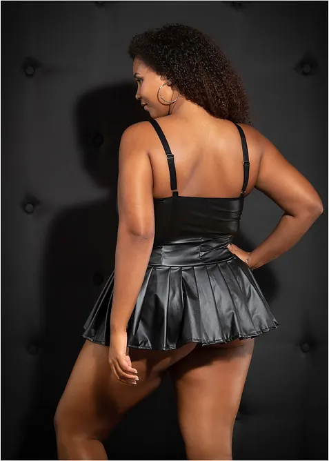 Klänning med wetlook, bonprix