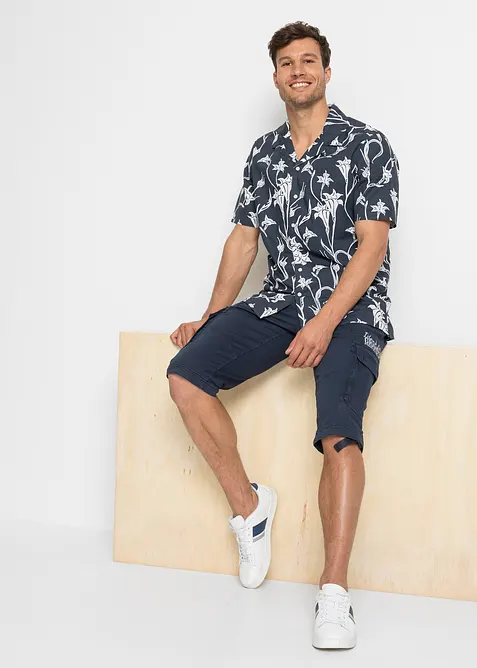 L&aring;nga shorts med stretch och cargofickor, normal passform, bonprix