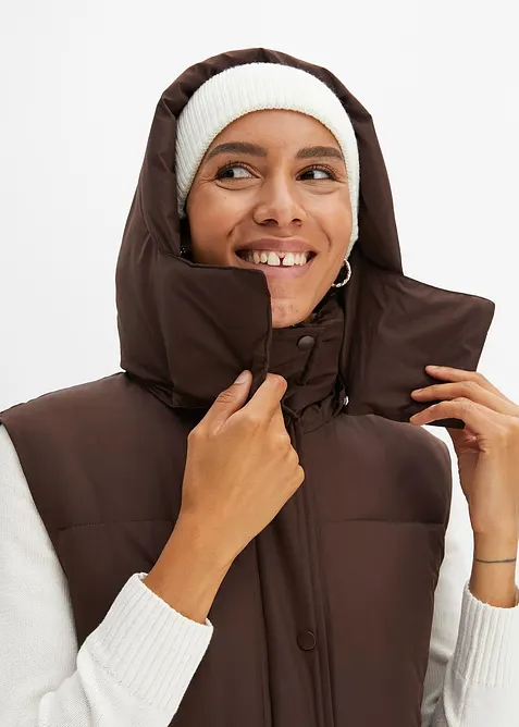 Vadderad täckväst med avtagbar huva i återvunnen polyester, bonprix