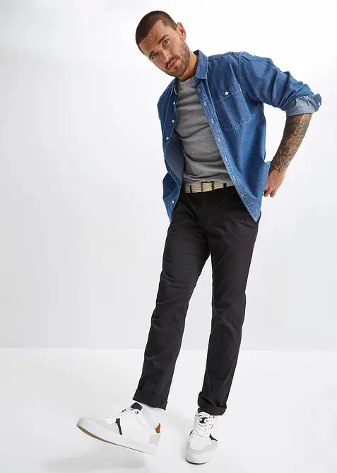 Stretchiga chinos med bekvämt snitt och skärp, normal passform, raka ben, bonprix