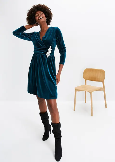 Sammetsklänning i jersey med strassdetalj, bonprix