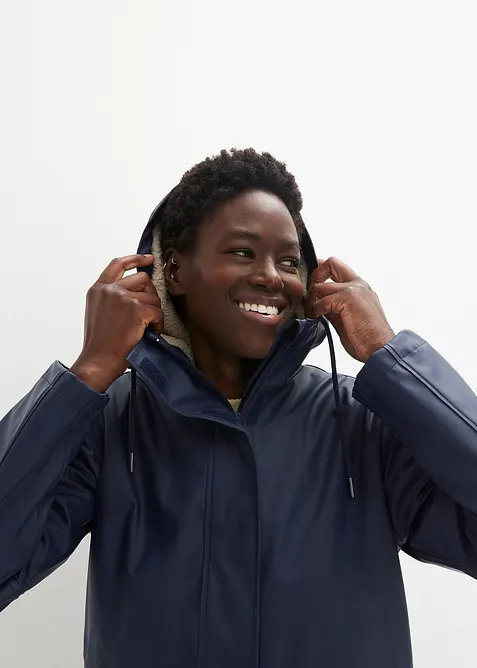 Regnjacka med teddyfoder gjord av ett vattentätt material, bonprix