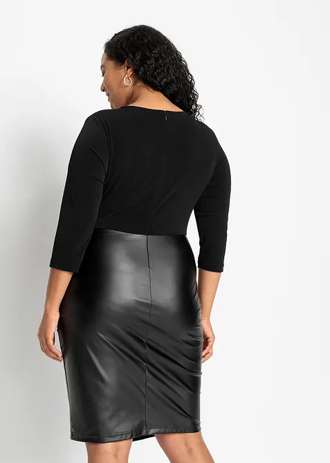 Kl&auml;nning av skinnimitation med jersey&ouml;verdel, bonprix