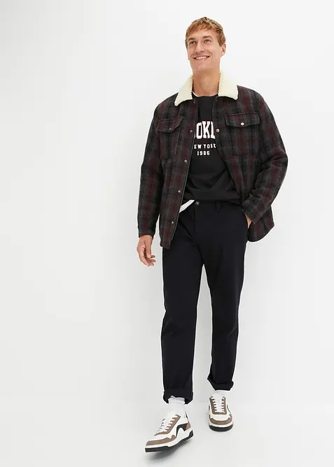 Stretchiga bomullschinos med raka ben, avslappnad passform, bonprix