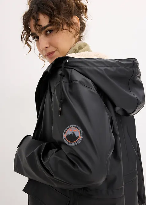 Regnjacka med teddyfoder gjord av ett vattent&auml;tt material, bonprix