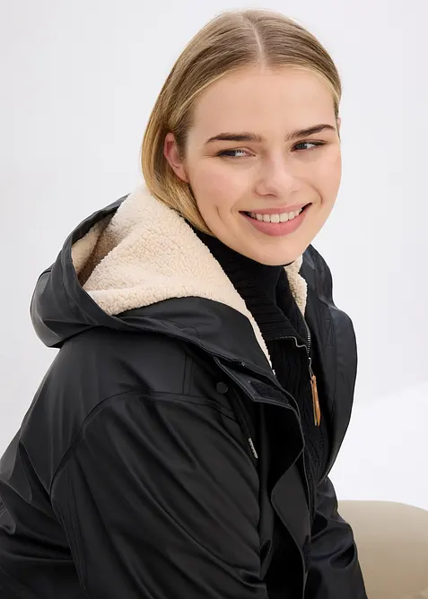 Regnjacka med teddyfoder gjord av ett vattent&auml;tt material, bonprix