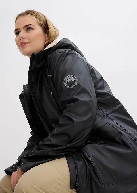 Regnjacka med teddyfoder gjord av ett vattent&auml;tt material, bonprix