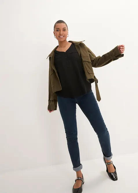 V-ringad blus i f&ouml;ljsam viskos, l&aring;ng&auml;rmad, bonprix