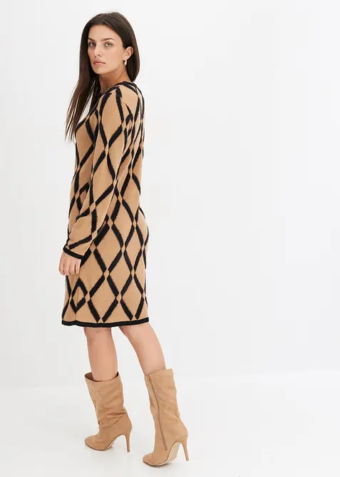 Stickad kl&auml;nning med rombm&ouml;nster i fj&auml;dergarn, bonprix