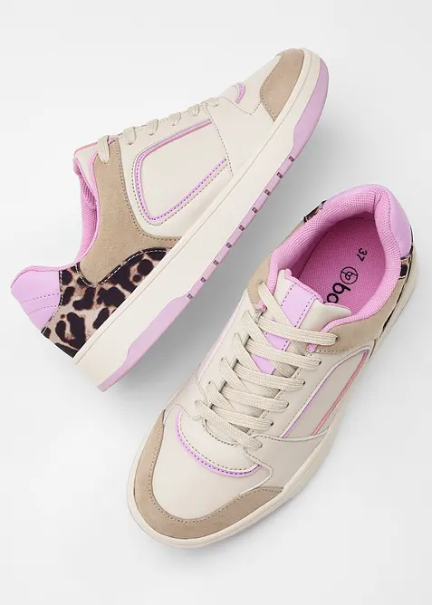 Sneakers med djurm&ouml;nstrade detaljer, bonprix