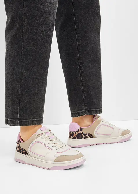 Sneakers med djurm&ouml;nstrade detaljer, bonprix