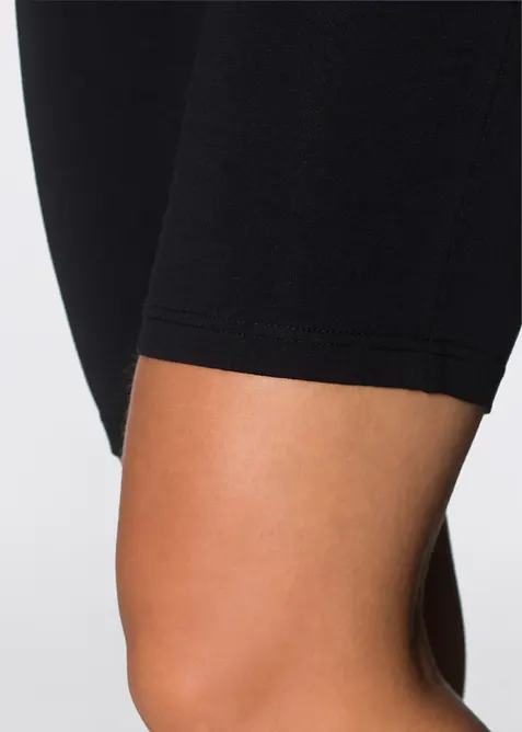 En f&ouml;rm&aring;nlig f&ouml;rpackning med boxertrosor med l&aring;nga ben i ett mjukt material, bonprix