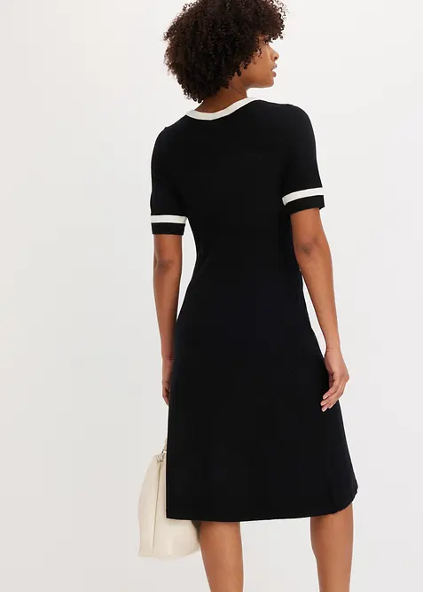 Stickad kl&auml;nning med knappar, bonprix