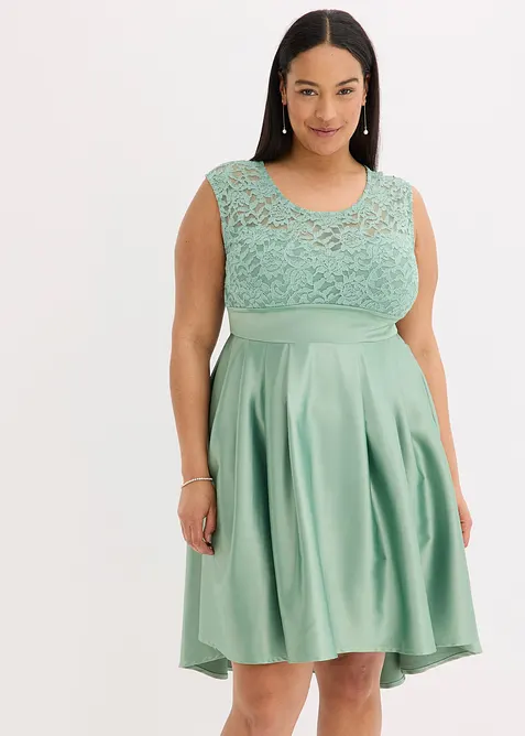 Klänning som är längre bak än fram i glänsande satin, bonprix