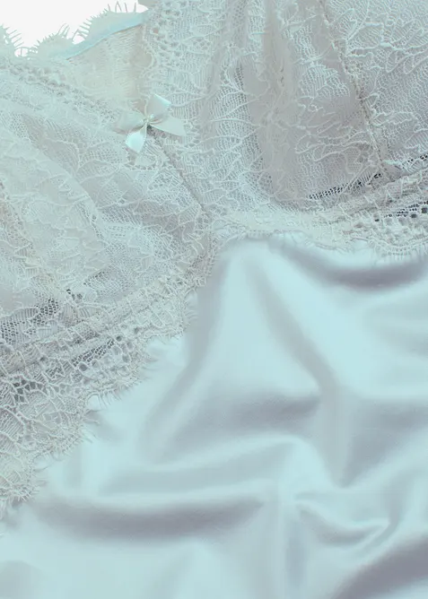 Negligé med glansigt material, bonprix