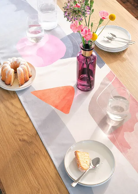 Vattenavvisande bordslöpare med grafiskt mönster, bonprix