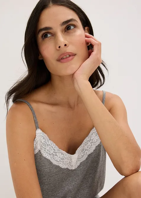 Pyjamas med shorts och spets, bonprix