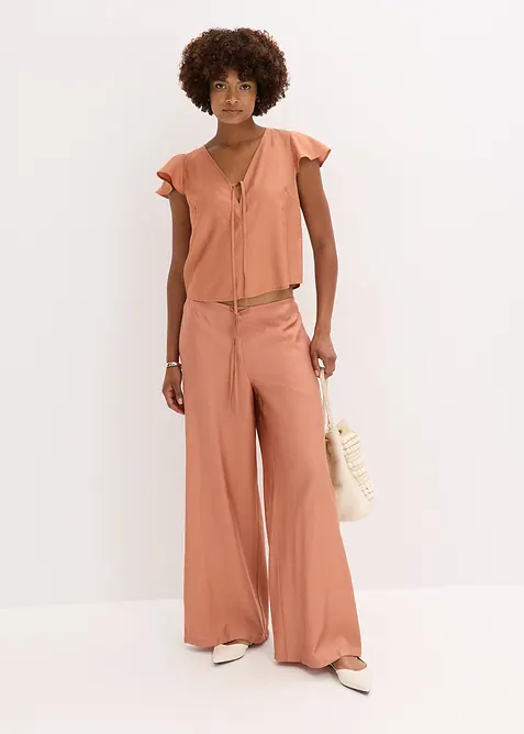 Blus med volangärmar i  glansigt material, bonprix