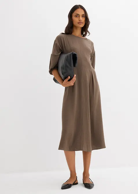 Klänning av krinklat material, bonprix