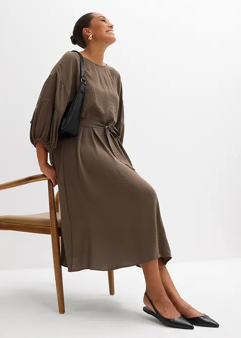 Klänning av krinklat material, bonprix