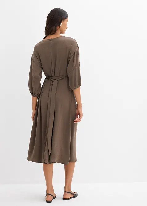 Klänning av krinklat material, bonprix