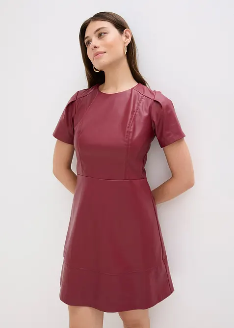 Klänning i skinnimitation, bonprix