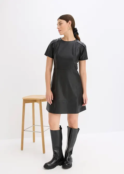 Klänning i skinnimitation, bonprix