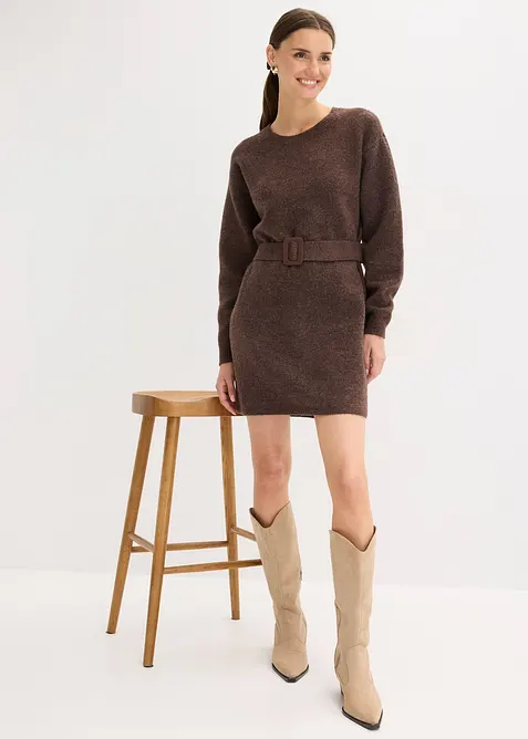 Kort, stickad klänning med mjuk ull och skärp, bonprix