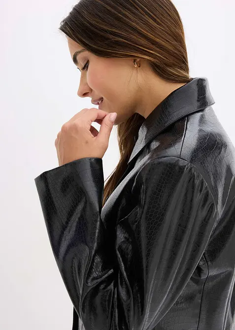 Kort jacka i glansig skinnimitation med krokodilmönster, bonprix