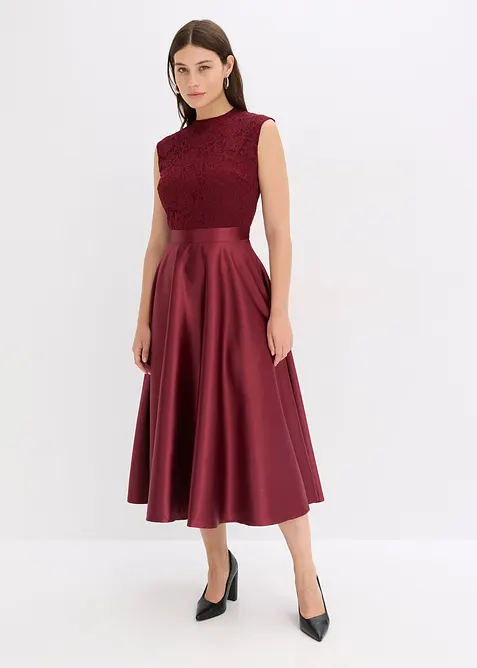 Mellanlång klänning i glansig satin med spets, bonprix