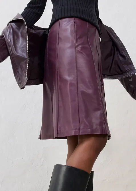 Skinnkjol i utställd modell, av lammnappa, bonprix