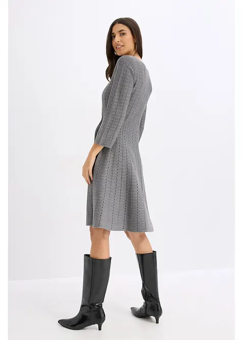 Stickad klänning i följsam viskosmix, bonprix