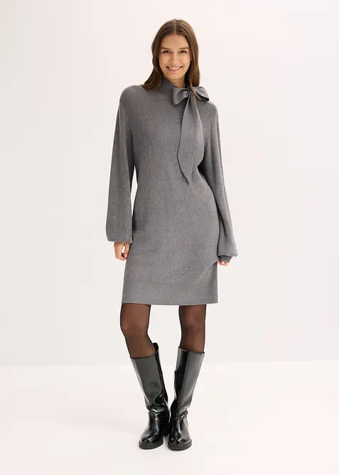 Stickad klänning med knytband i mjuk viskosmix, bonprix