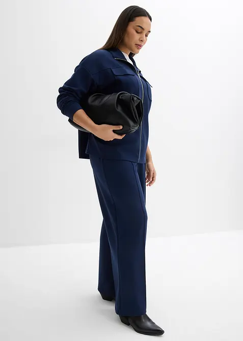 Byxa i bootcut-modell av glansig viskosmix, bonprix