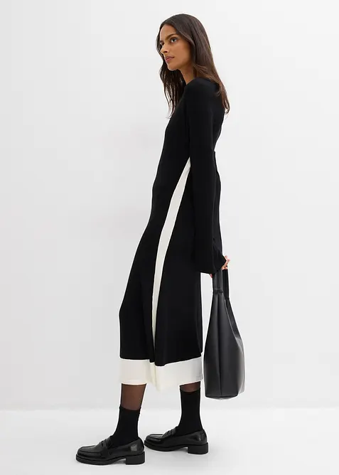 Stickad klänning av viskosmix med kontrasterande detaljer, bonprix