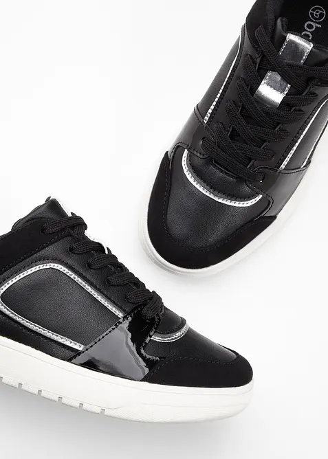 Sneakers med djurmönstrade detaljer, bonprix