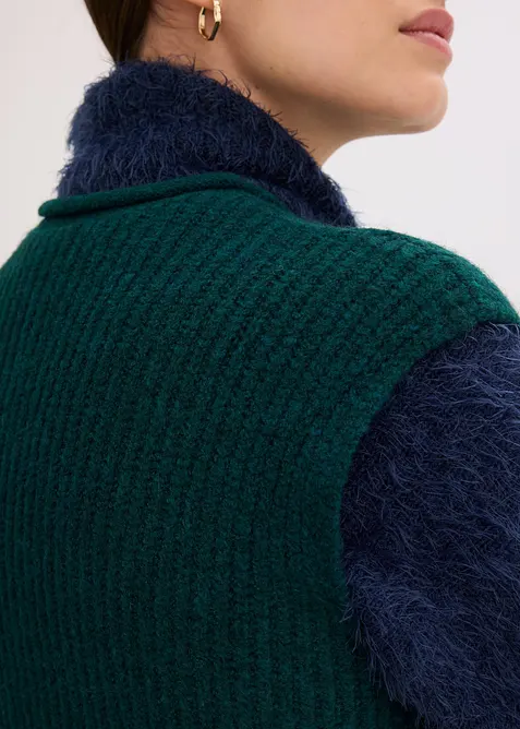 Stickad väst med dekorativa knappar, bonprix