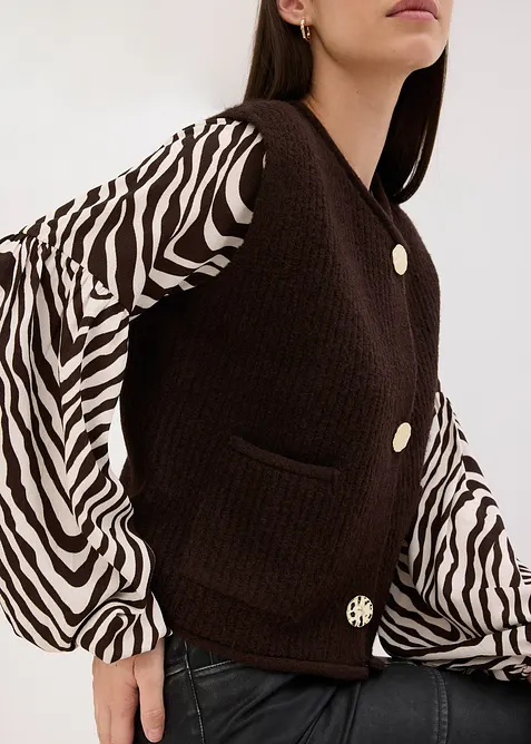 Stickad v&auml;st med dekorativa knappar, bonprix