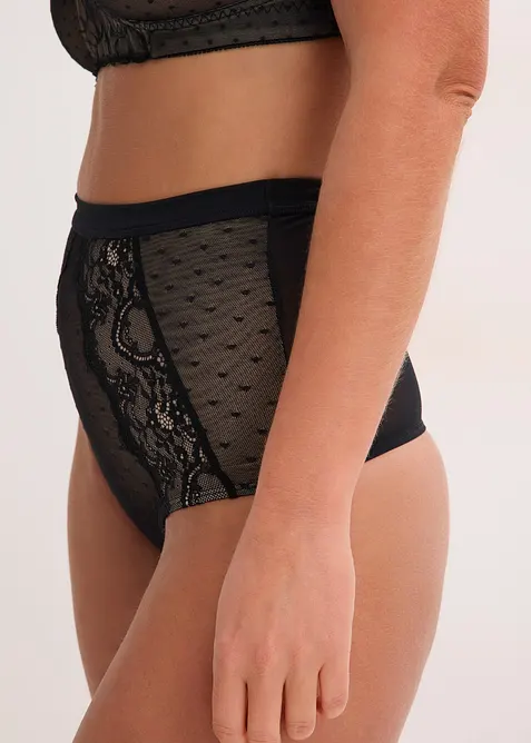 Stringtrosa med medelh&ouml;g formande effekt och spets, bonprix