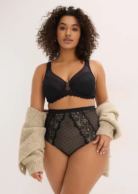 Stringtrosa med medelh&ouml;g formande effekt och spets, bonprix