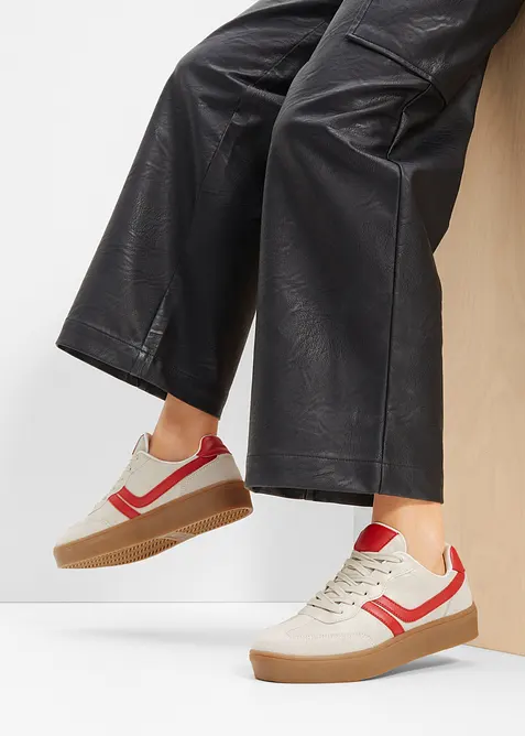Sneakers med plat&aring;sula och retrolook, bonprix
