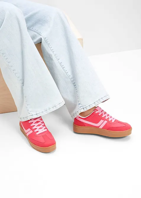 Sneakers med plat&aring;sula och retrolook, bonprix