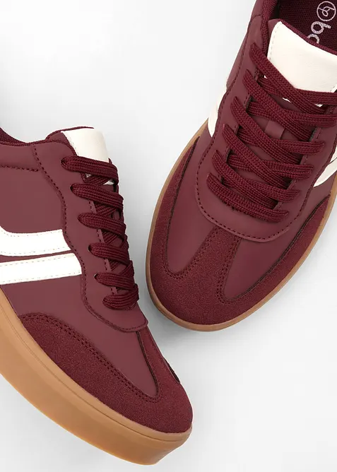 Sneakers med plat&aring;sula och retrolook, bonprix