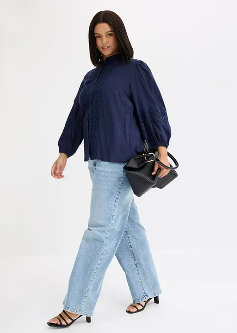 Blus med spets i mjuk viskosmix, bonprix