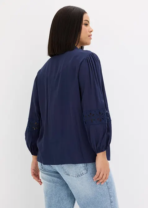 Blus med spets i mjuk viskosmix, bonprix