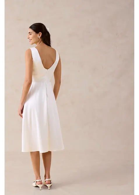 Fodralkl&auml;nning av glansig satin, bonprix