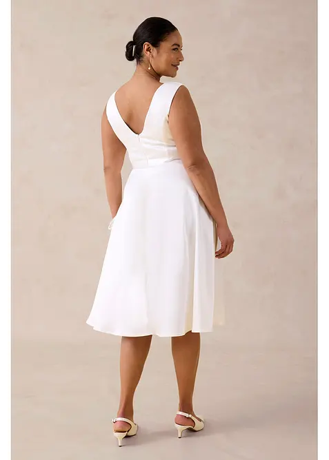 Fodralkl&auml;nning av glansig satin, bonprix