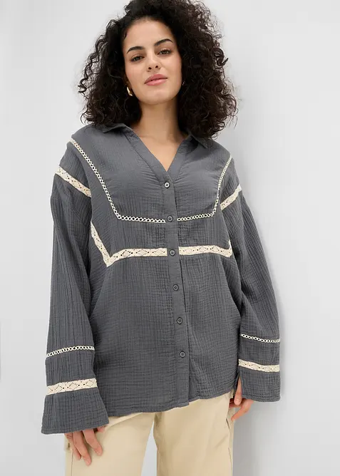 Muslinblus med spetsinf&auml;llningar, bonprix