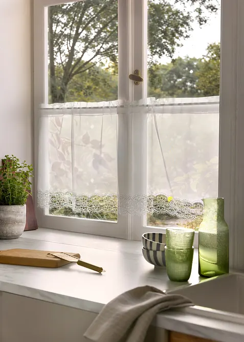 Caf&eacute;gardin med spetskant och &aring;tervunnen polyester, bonprix