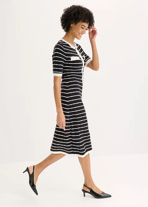 Stickad kl&auml;nning i viskos med knappar, bonprix